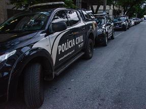 Viaturas da Polícia Civil de Minas Gerais. 123 Milhas é alvo de operação do MPMG por suposta prática de lavagem de dinheiro e estelionato
