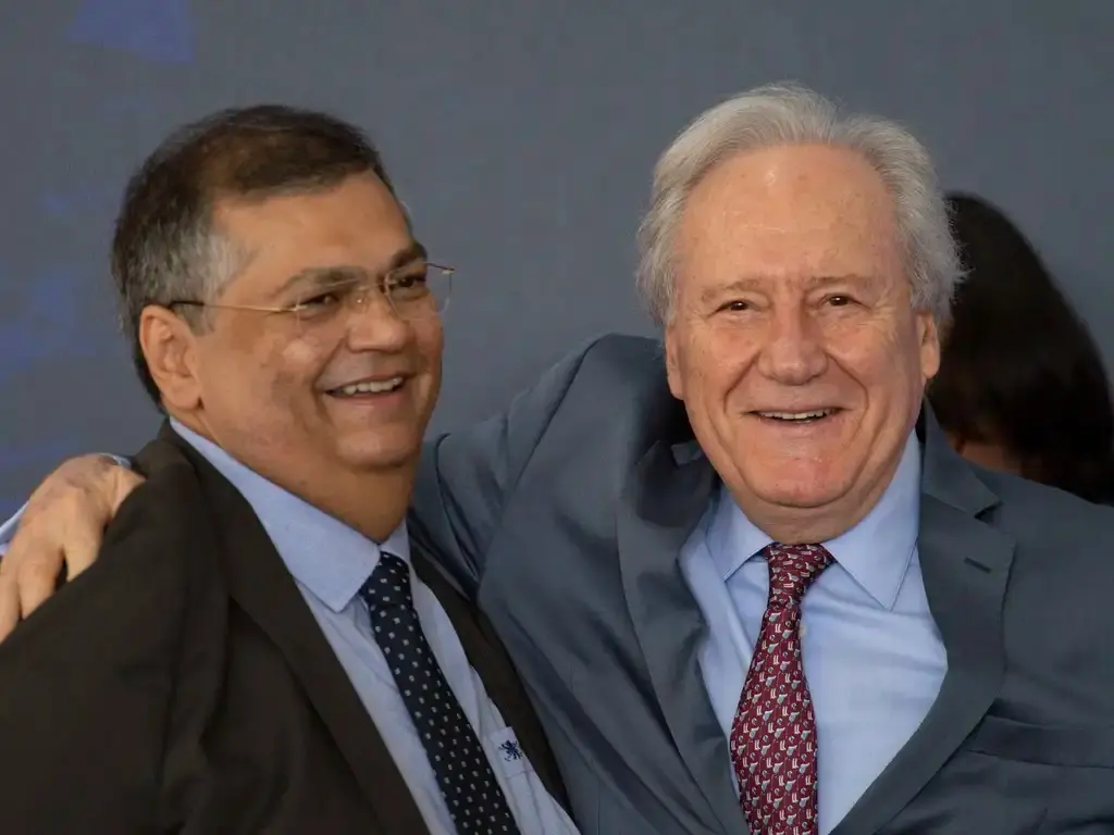 Ricardo Lewandowski e Flávio Dino se abraçam e sorriem