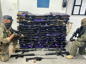 Oito fuzis e 576 kg de maconha foram apreendidos durante a operação policial no Complexo da Penha