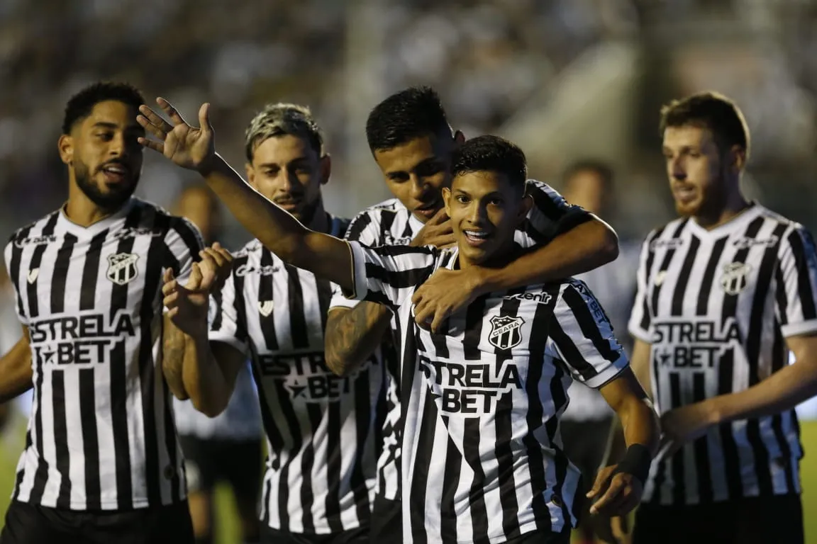 Erick Pulga marcou dois gols na goleada alvinegra.