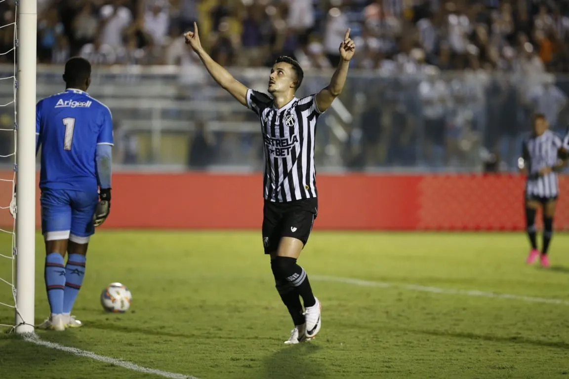 Guilherme Castilho marcou dois gols no segundo tempo.