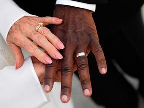 Imagem mostra mãos de casal de idosos recém-casados, formado por mulher branca e homem negro, ao focar em alianças. STF muda regra de regime de bens para casamento de pessoas acima dos 70 anos; entenda
