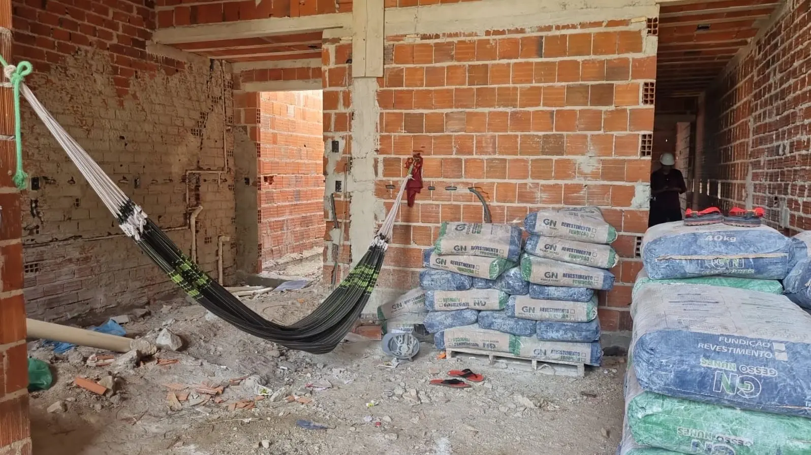 Doze trabalhadores que viviam em condição análoga à escravidão foram resgatados por auditores-fiscais do Ministério Público do Trabalho no município do Eusébio, na Região Metropolitana de Fortaleza