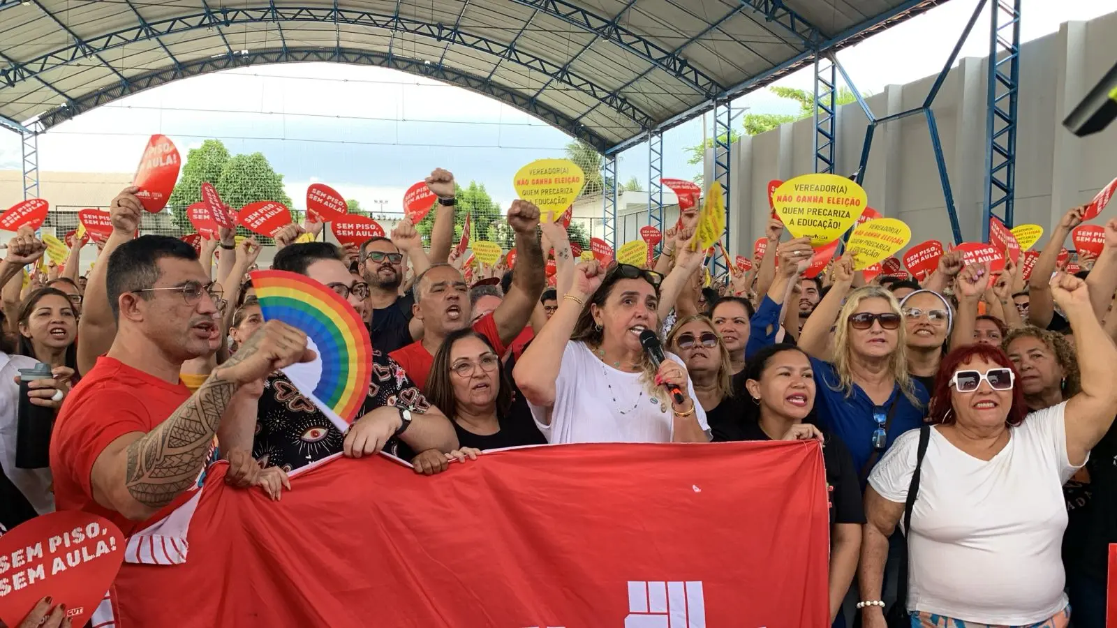 Professores reunidos em assembleia do sindicato