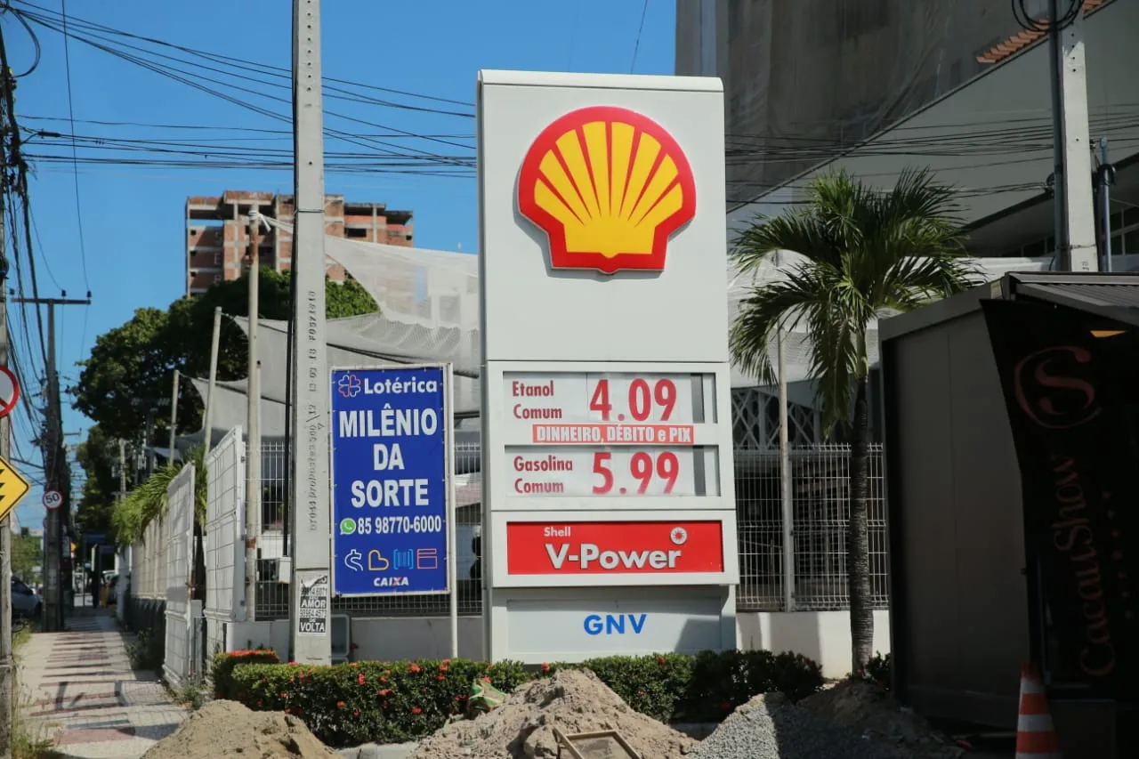 Posto Shell no cruzamento das avenidas Barão de Studart com Antônio Sales: compensa abastecer com etanol em detrimento da gasolina