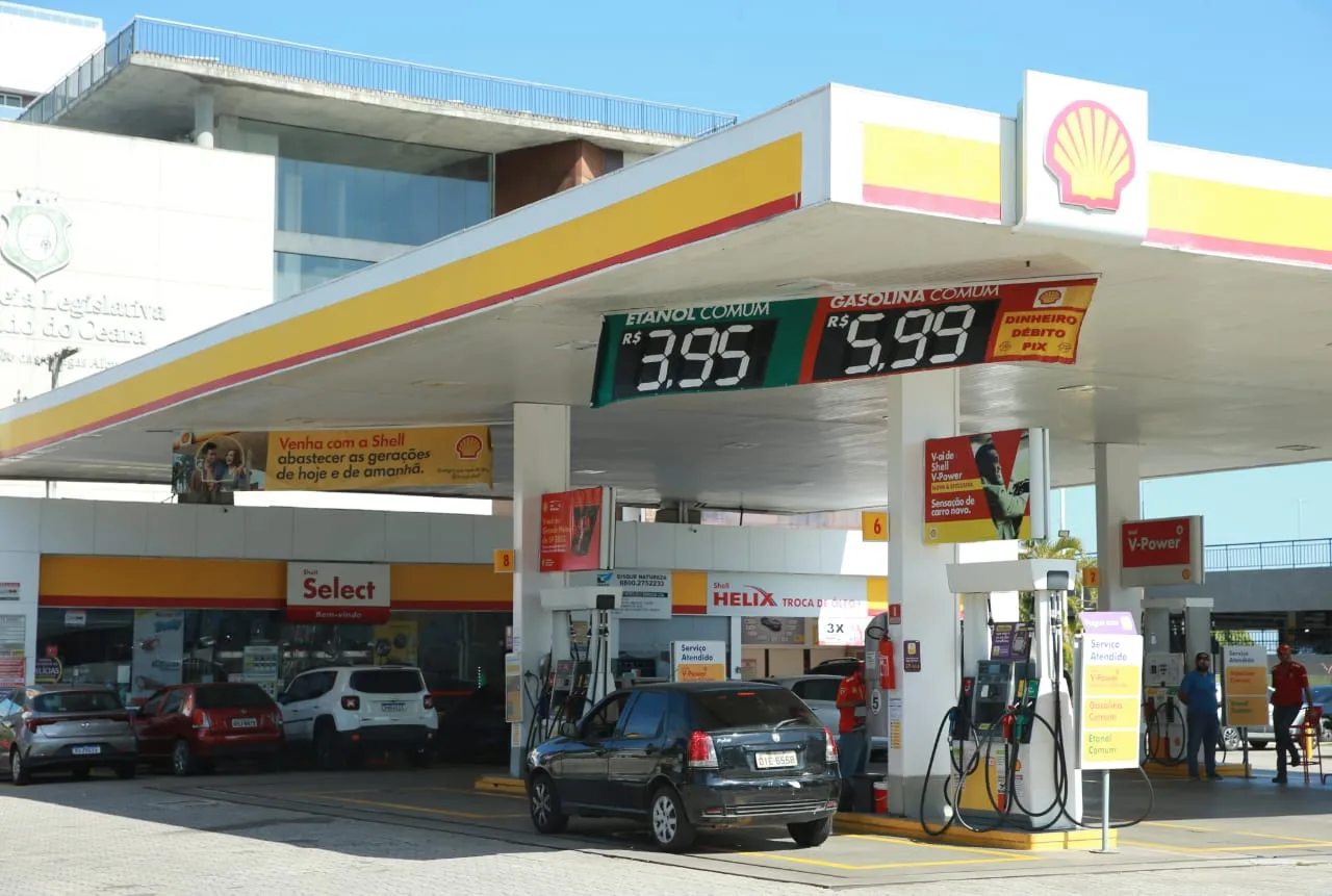 Posto Shell no cruzamento da Pontes Vieira com a Barbosa de Freitas: compensa abastecer com etanol em detrimento da gasolina