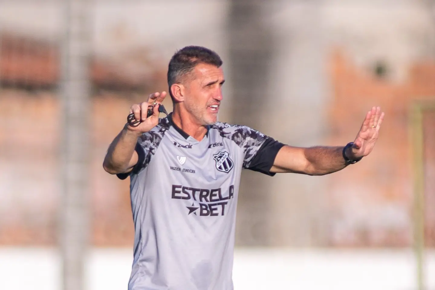 Vagner Mancini durante treino do Ceará