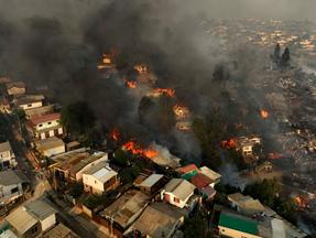 Vista aérea do incêndio florestal que afeta as colinas da cidade de Viña del Mar no setor Las Pataguas, Chile
