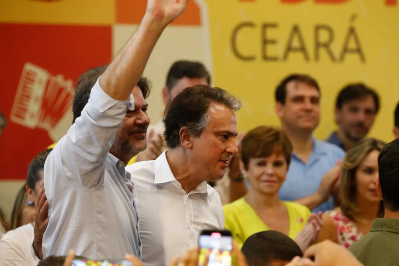 Cid Gomes e Camilo Santana durante evento de filiação ao PSB