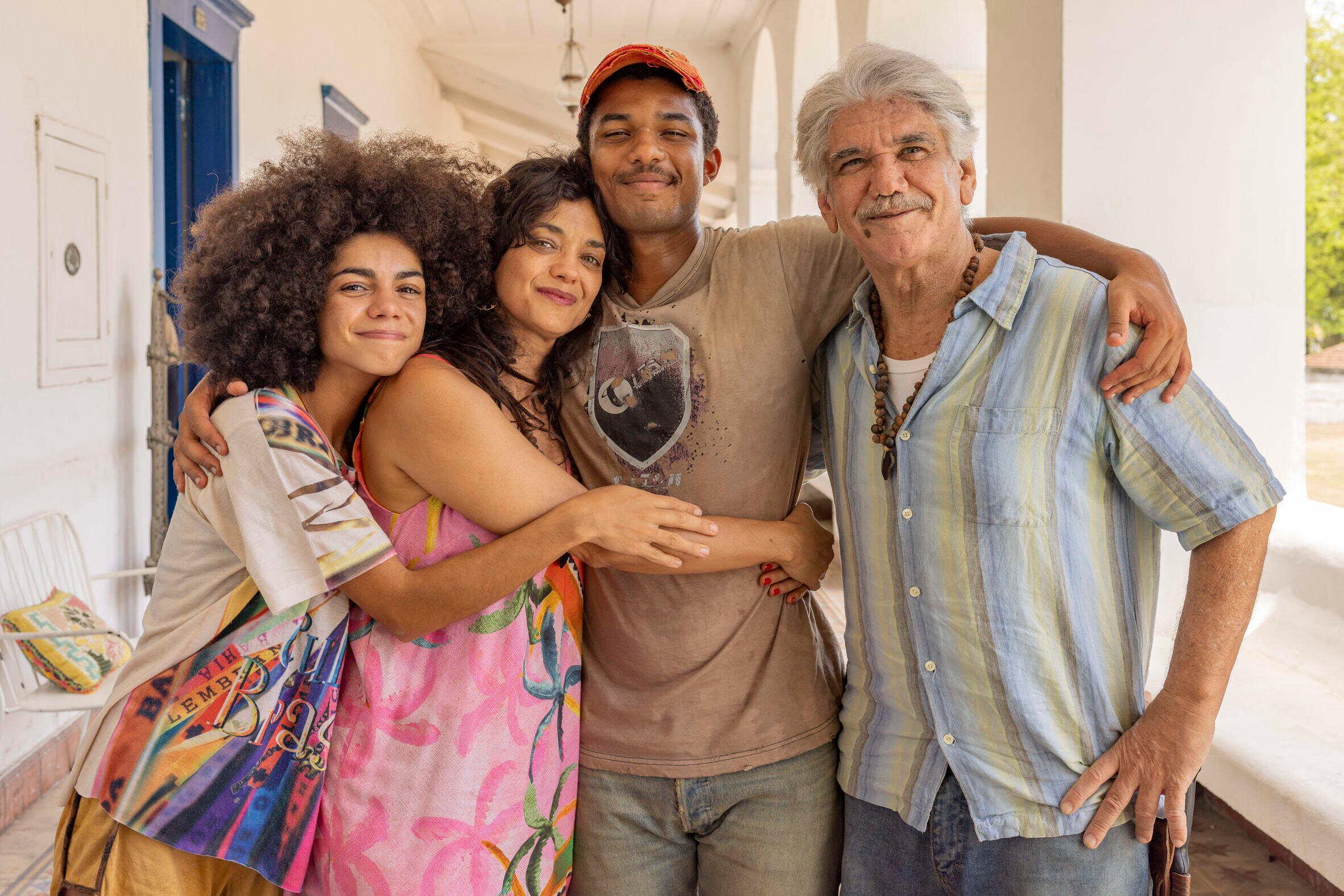 Zinha (Samantha Jones), Morena (Ana Cecilia Costa), João Pedro (Juan Paiva) e Deocleciano (Jackson Antunes).