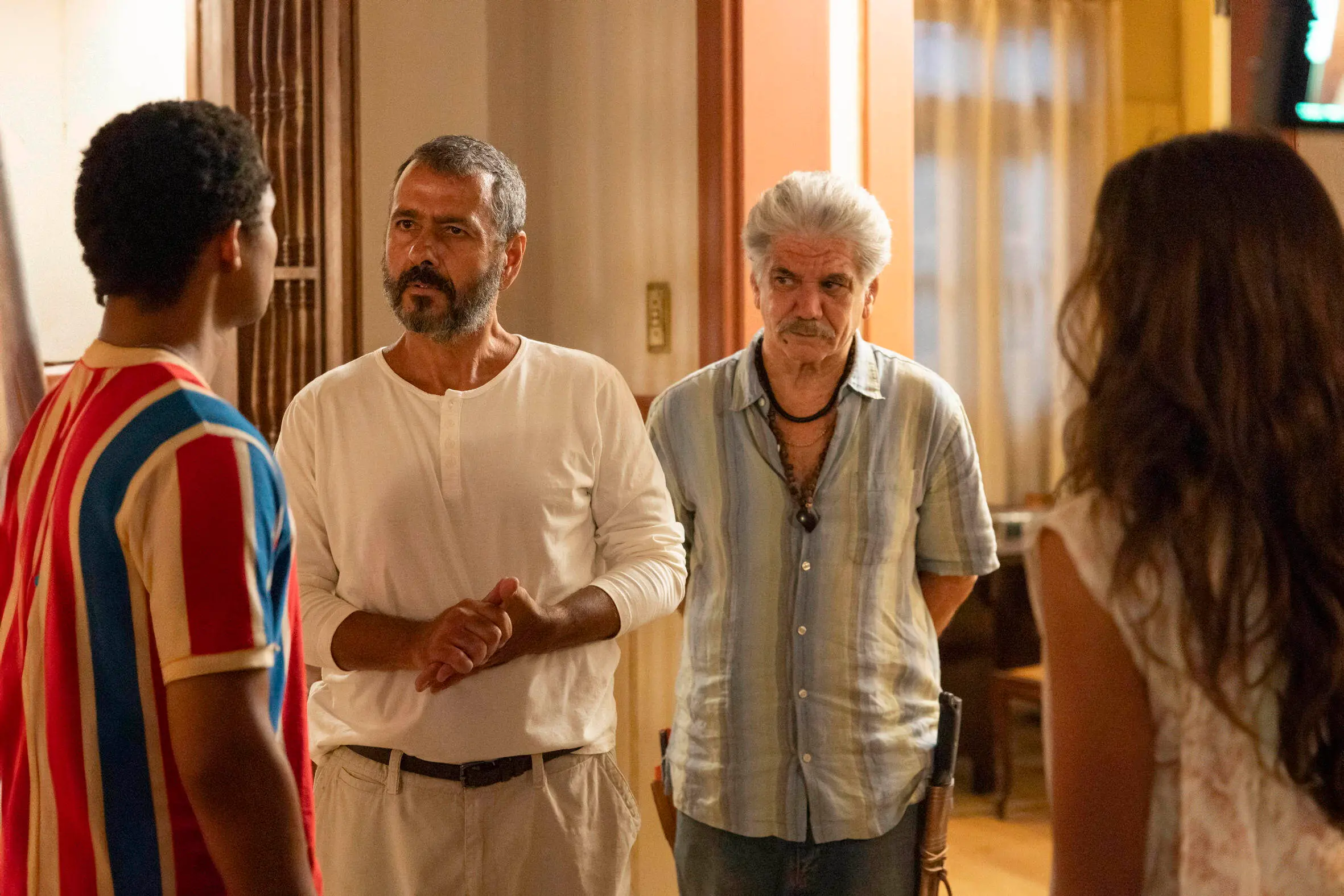 Mariana (Theresa Fonseca) chega a fazenda levada por João Pedro (Juan Paiva) e Deocleciano (Jackson Antunes). José Inocêncio (Marcos Palmeira) fica desconcertado ao conhecê-la, mas disfarça.