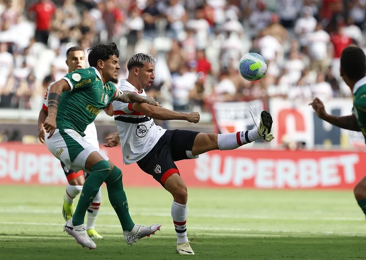 O jogo entre os dois rivais foi muito disputado no Mineirão