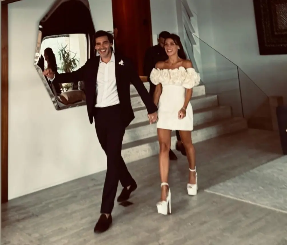 Noivos em festa com convidado