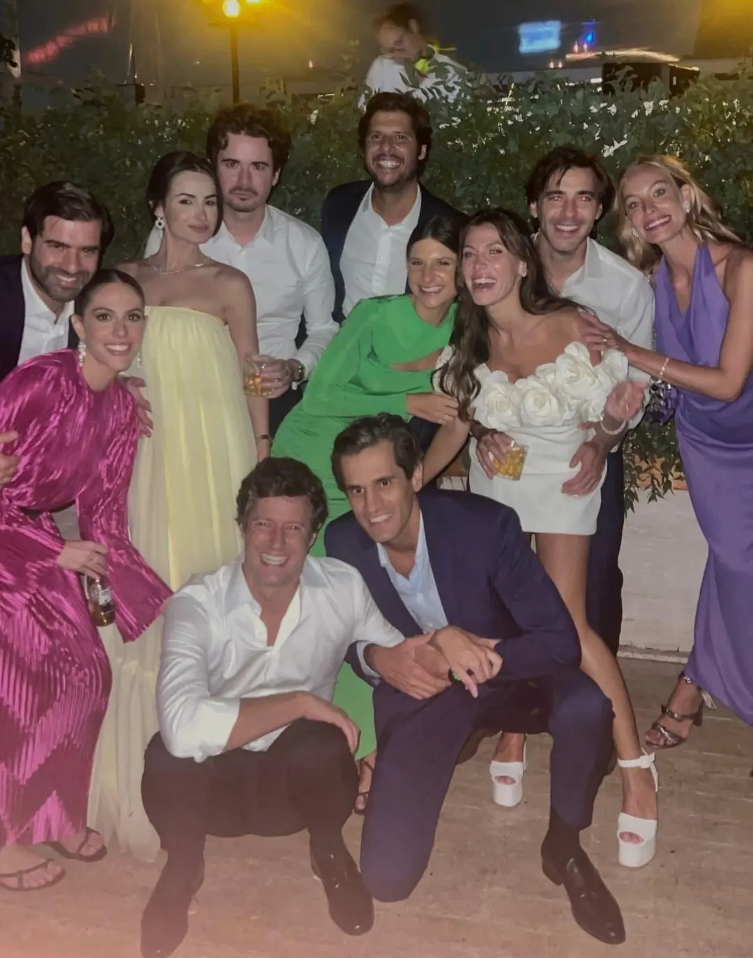 Noivos com parte de convidados em festa