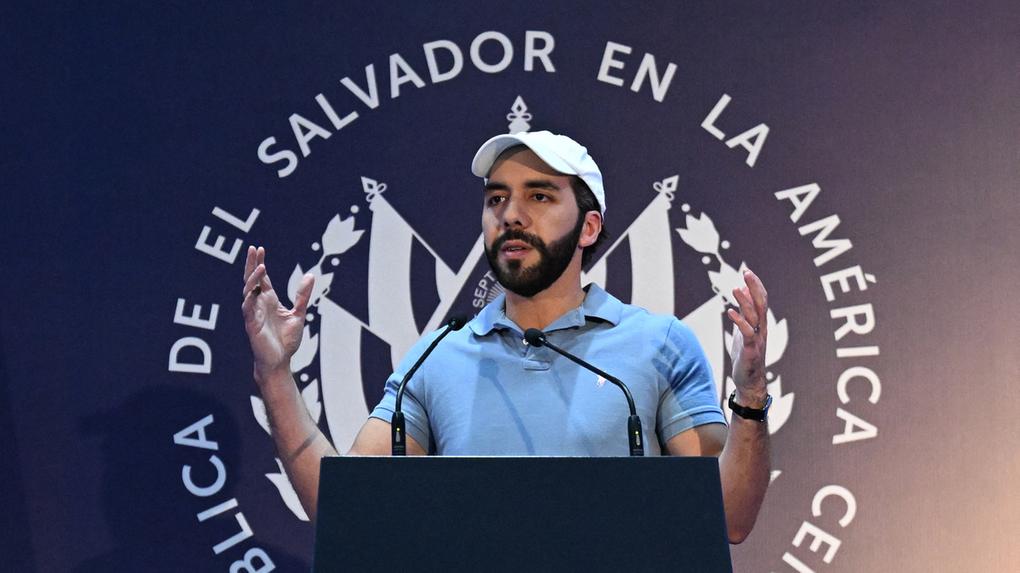 O presidente salvadorenho Nayib Bukele faz um discurso após votar em San Salvador, em 4 de fevereiro de 2024. Nayib Bukele se declara vencedor das eleições presidenciais em El Salvador