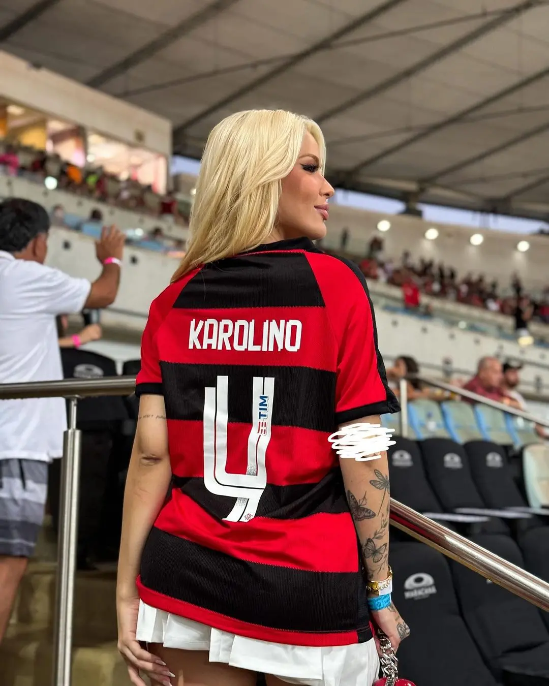 karoline lima de costas, vestindo camiseta do flamengo com o nome karolino