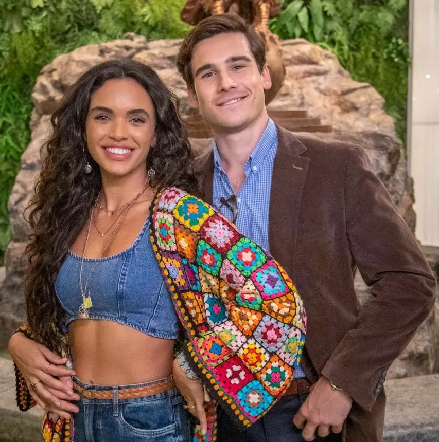 Giovana Cordeiro, com kimono de crochê TR brand, e Nicolas Prattes