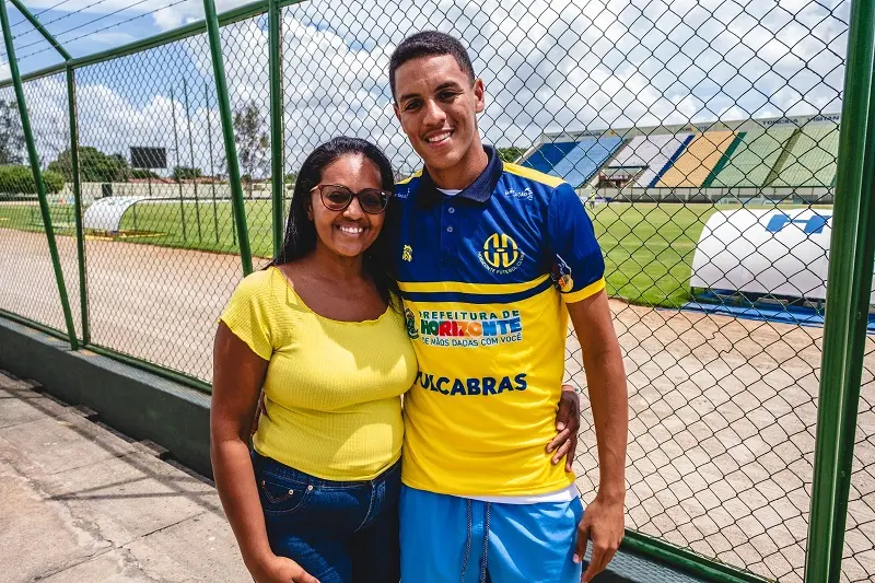 Imagem mostra jogador de futebol ao lado da mãe