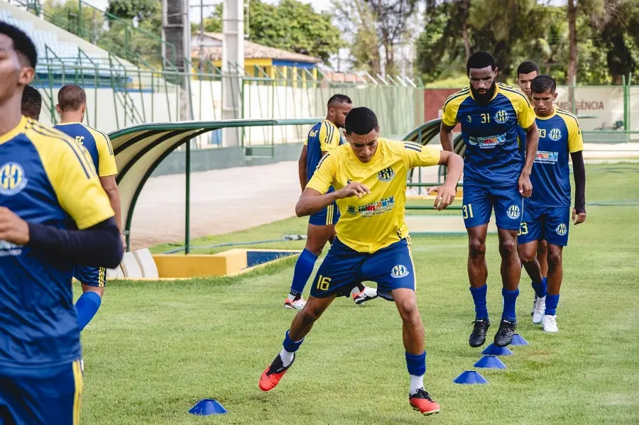 Imagem mostra jogadores de futebol