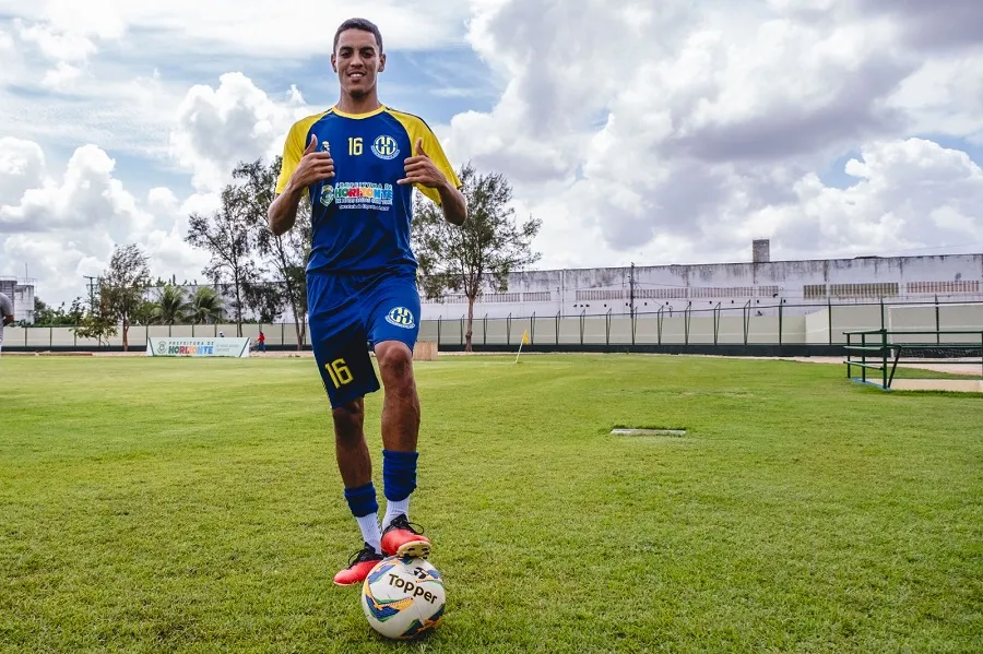 Caio Pedro se profissionalizou como jogador de futebol em 2024.