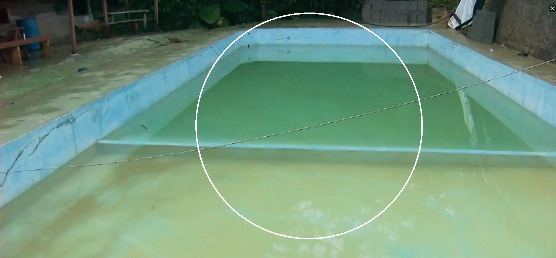 Fiação caída dentro de piscina de chácara