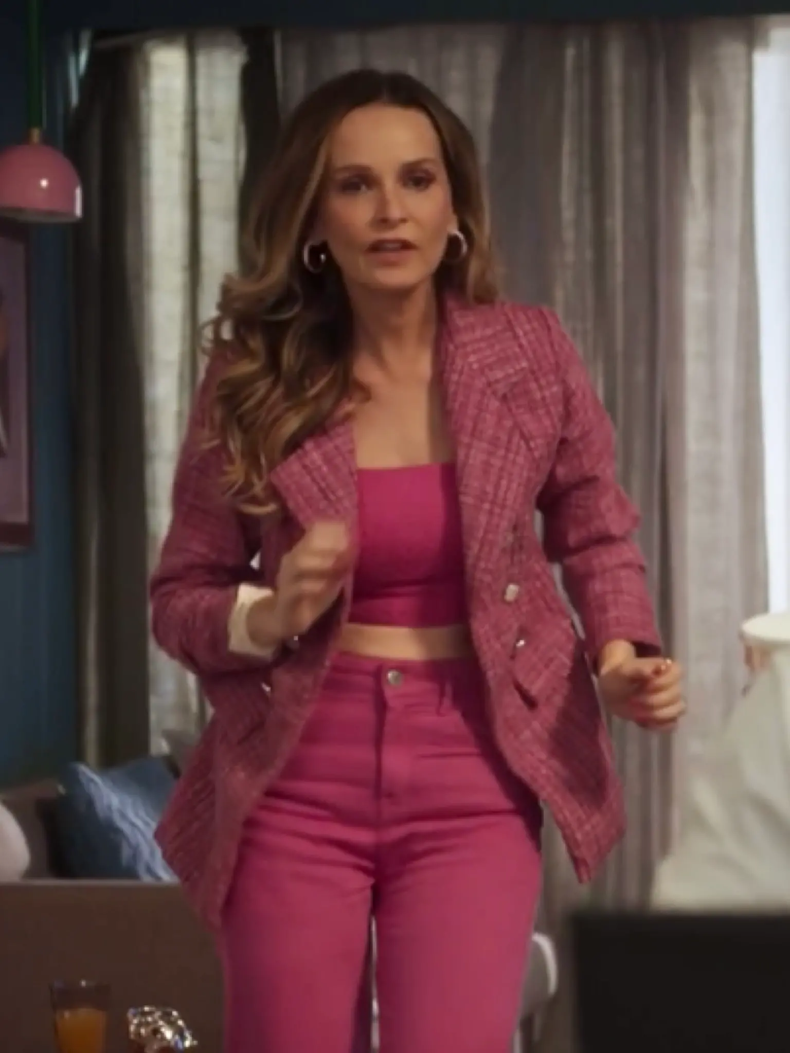 Personagem de Fernanda Rodrigues, Alicia usa blazer de tweed da TR Brand