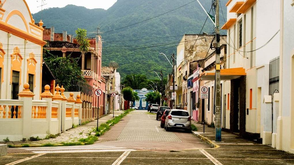 Imagem mostra rua na cidade de Maranguape. No fundo da imagem, vê-se a Serra de Maranguape. As casas na vida pública têm arquitetura antiga e são coloridas.