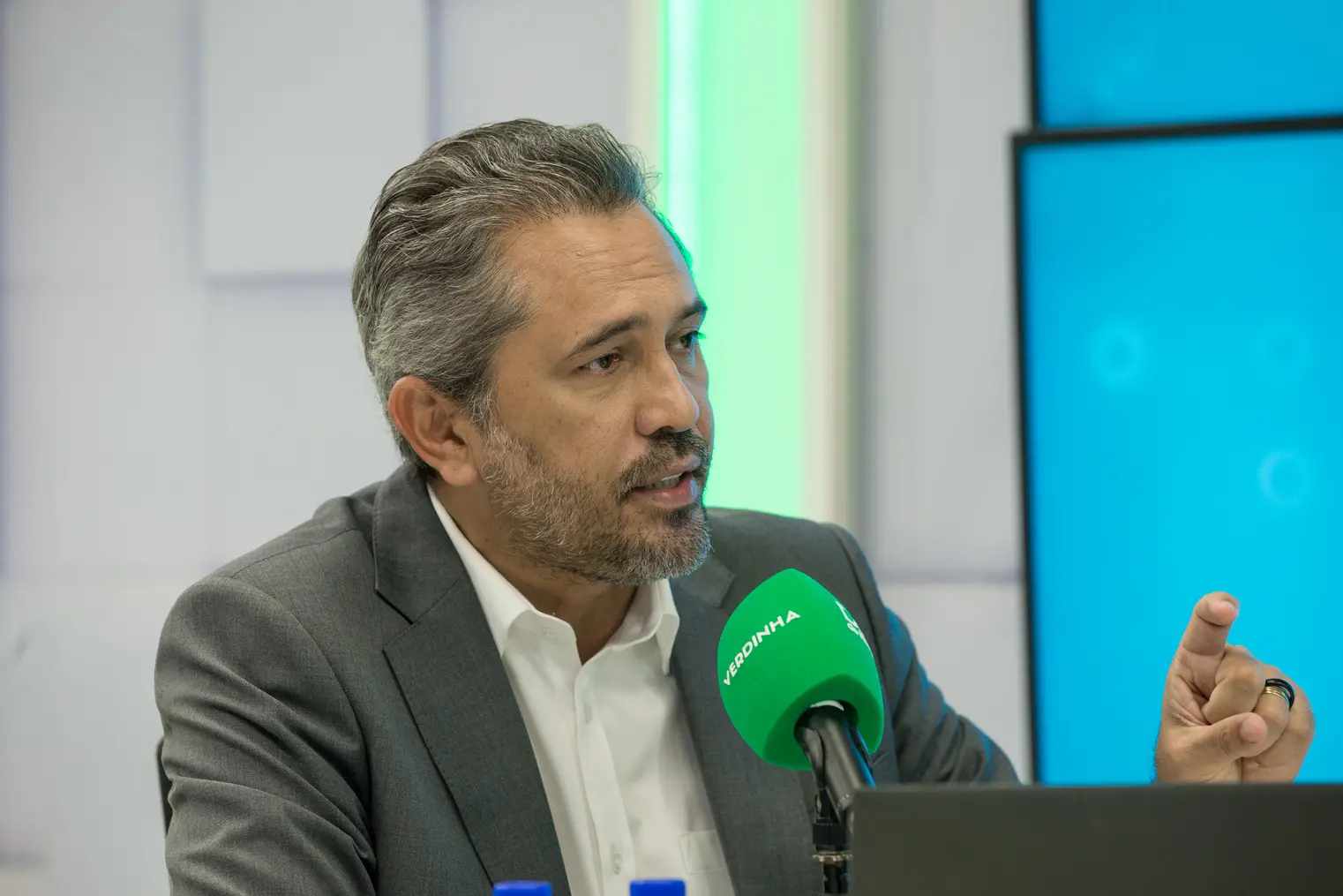 Elmano de Freitas chegou a ser hospitalizado por duas vezes para tratar de quadro clínico de pneumonia