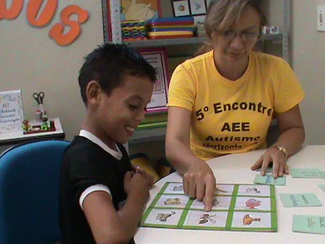 Caio Pedro durante Atendimento Educacional Especializado (AEE) com a professora Júlia Silvério, na Escola Olímpio Oliveira Lopes, em Horizonte.