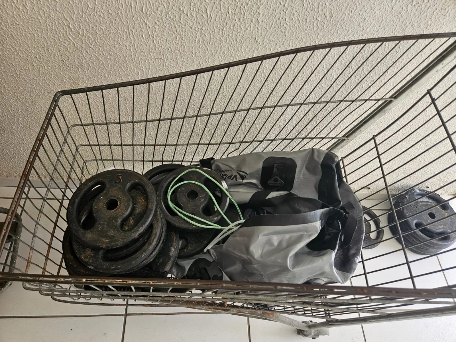 Anilhas e borrachas usadas para esconder droga no mar