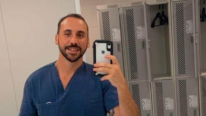 Anestesista Giovanni Quintella Bezerra tirando uma foto no espelho