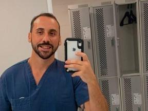 Anestesista Giovanni Quintella Bezerra tirando uma foto no espelho