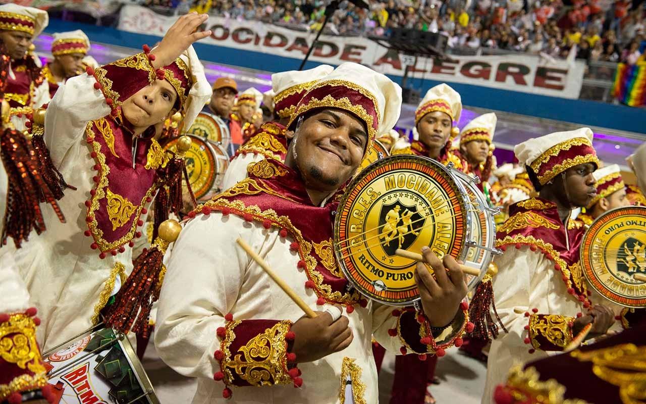 Esta é uma imagem do desfile da escola de samba Mocidade Alegre