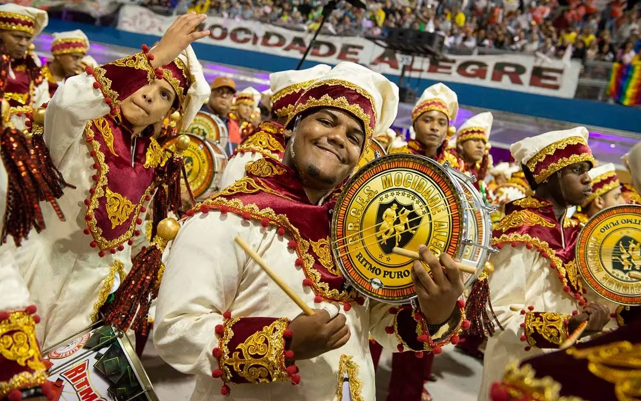 Esta é uma imagem do desfile da escola de samba Mocidade Alegre