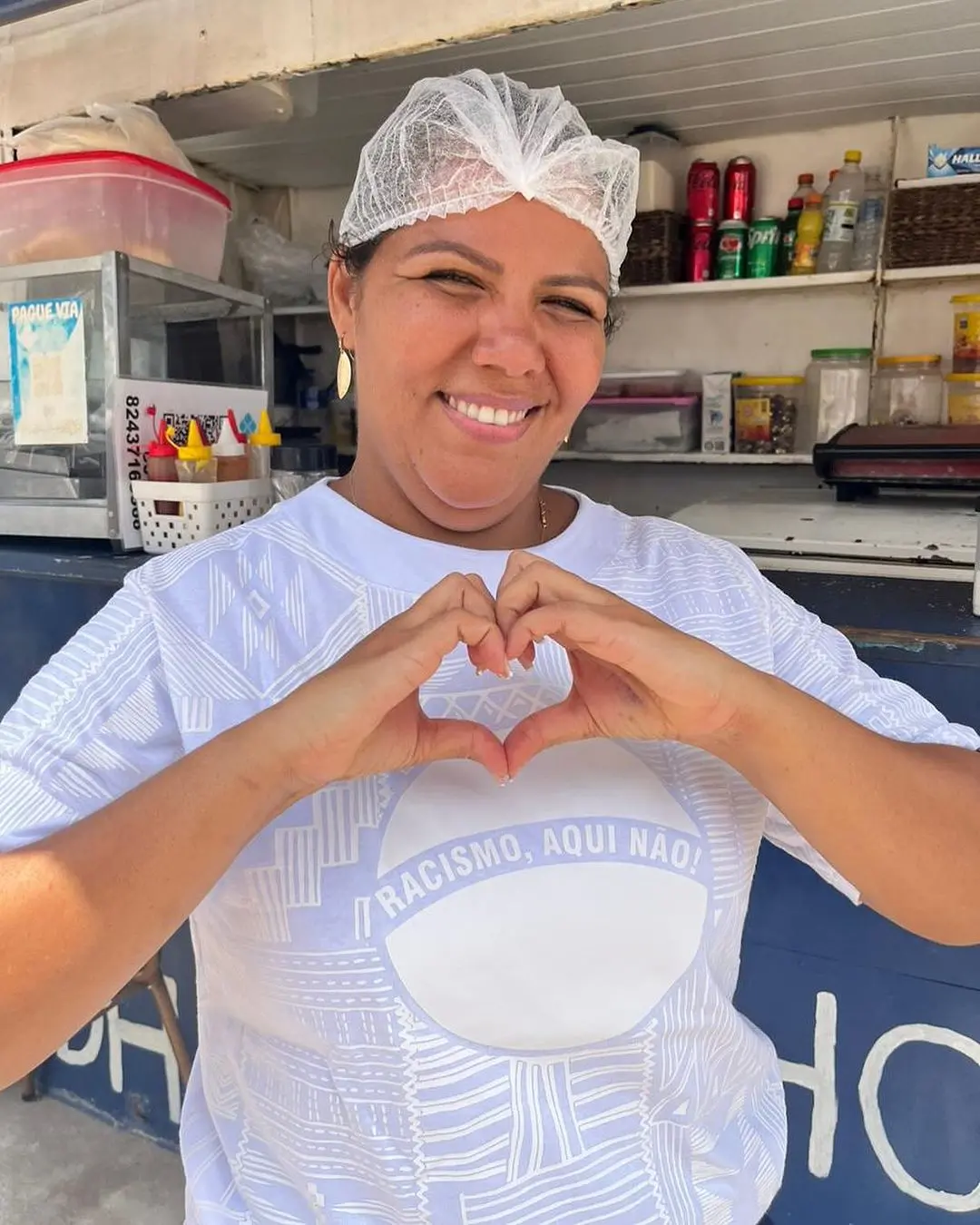 mani reggo fazendo corações com as mãos