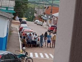 assaltantes fazendo cordão humano com população em assalto a banco banrisul