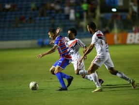 Atletas de Fortaleza e Ferroviário disputam bola