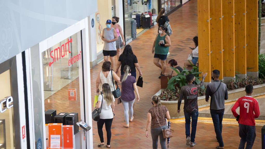 Imagem mostra consumidores transitando por corredores do shopping Iguatemi Bosque. O que abre e fecha na Quarta-feira de Cinzas de 2024 em Fortaleza?