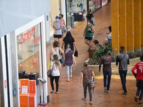 Imagem mostra consumidores transitando por corredores do shopping Iguatemi Bosque. O que abre e fecha na Quarta-feira de Cinzas de 2024 em Fortaleza?