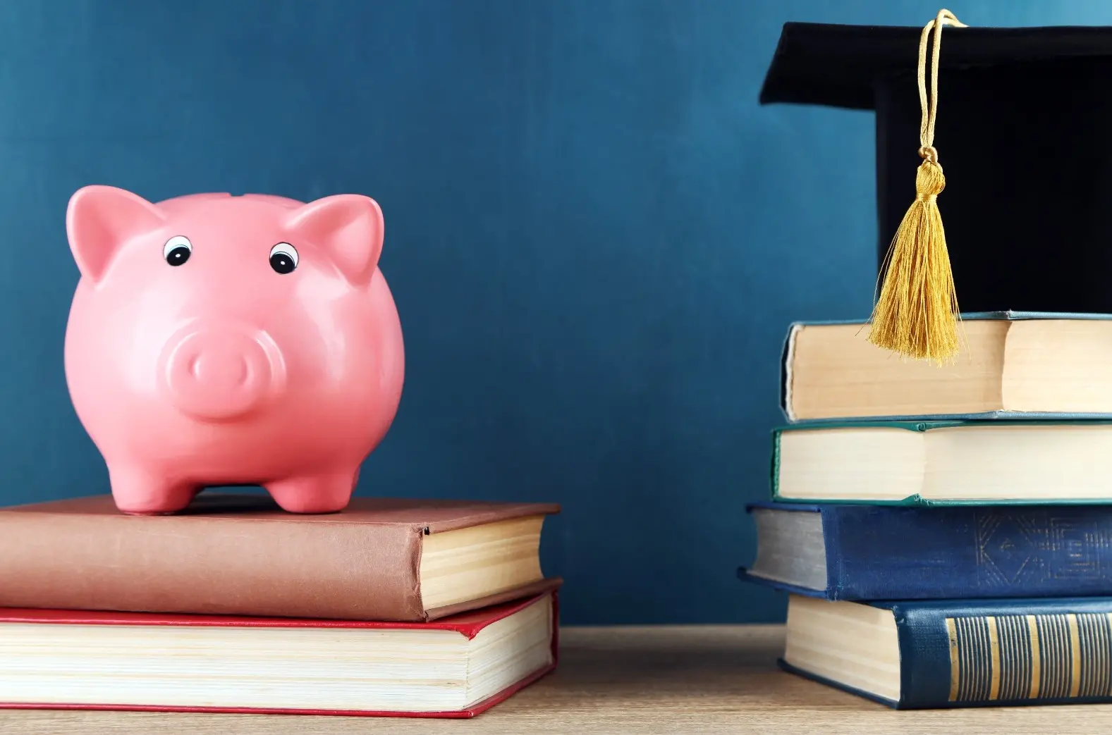 Livros, porquinho e capelo