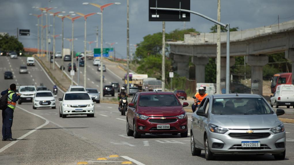 foto de carros em via de Fortaleza