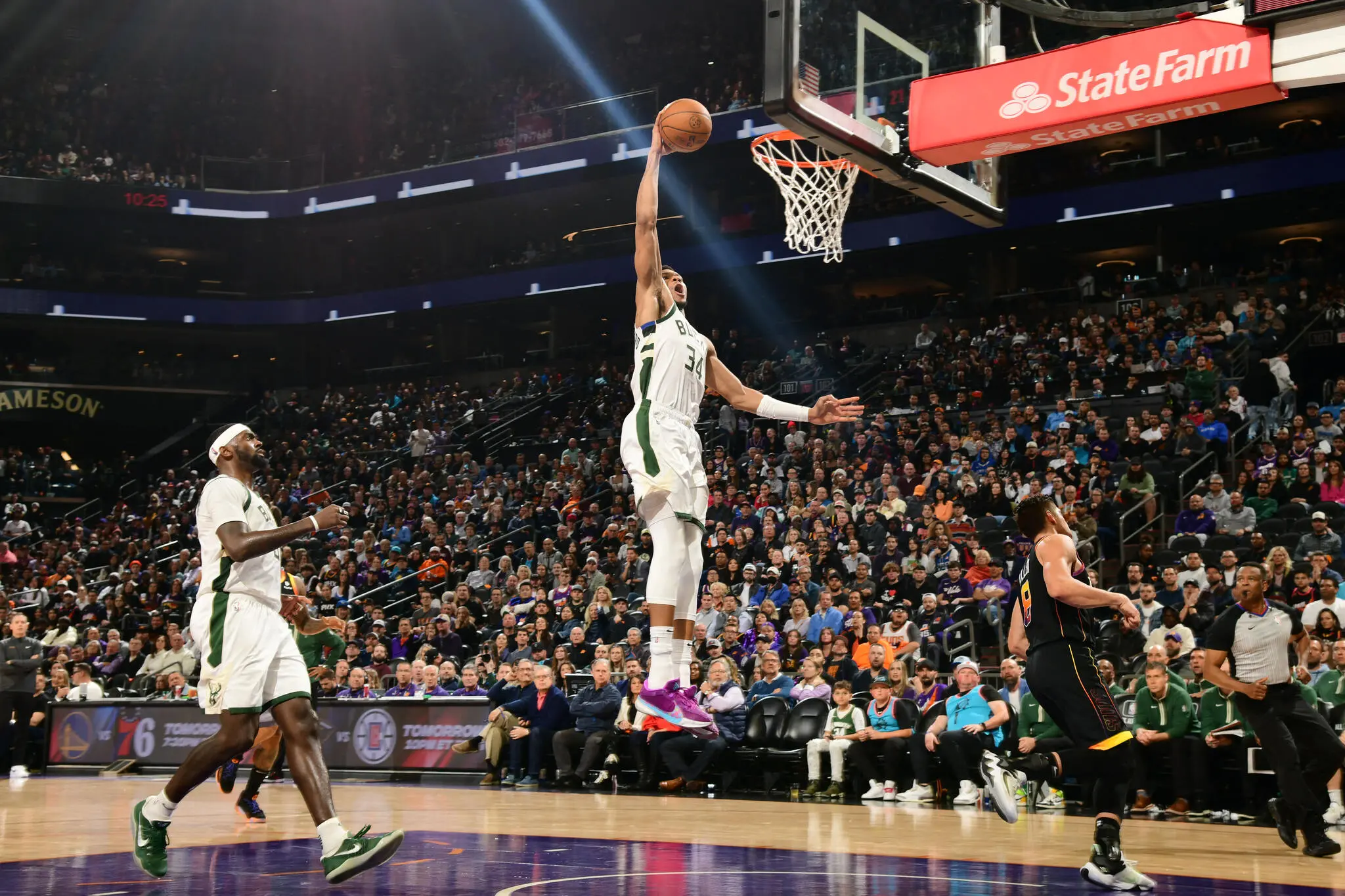 Jogador do Milwaukee Bucks fazendo uma cesta