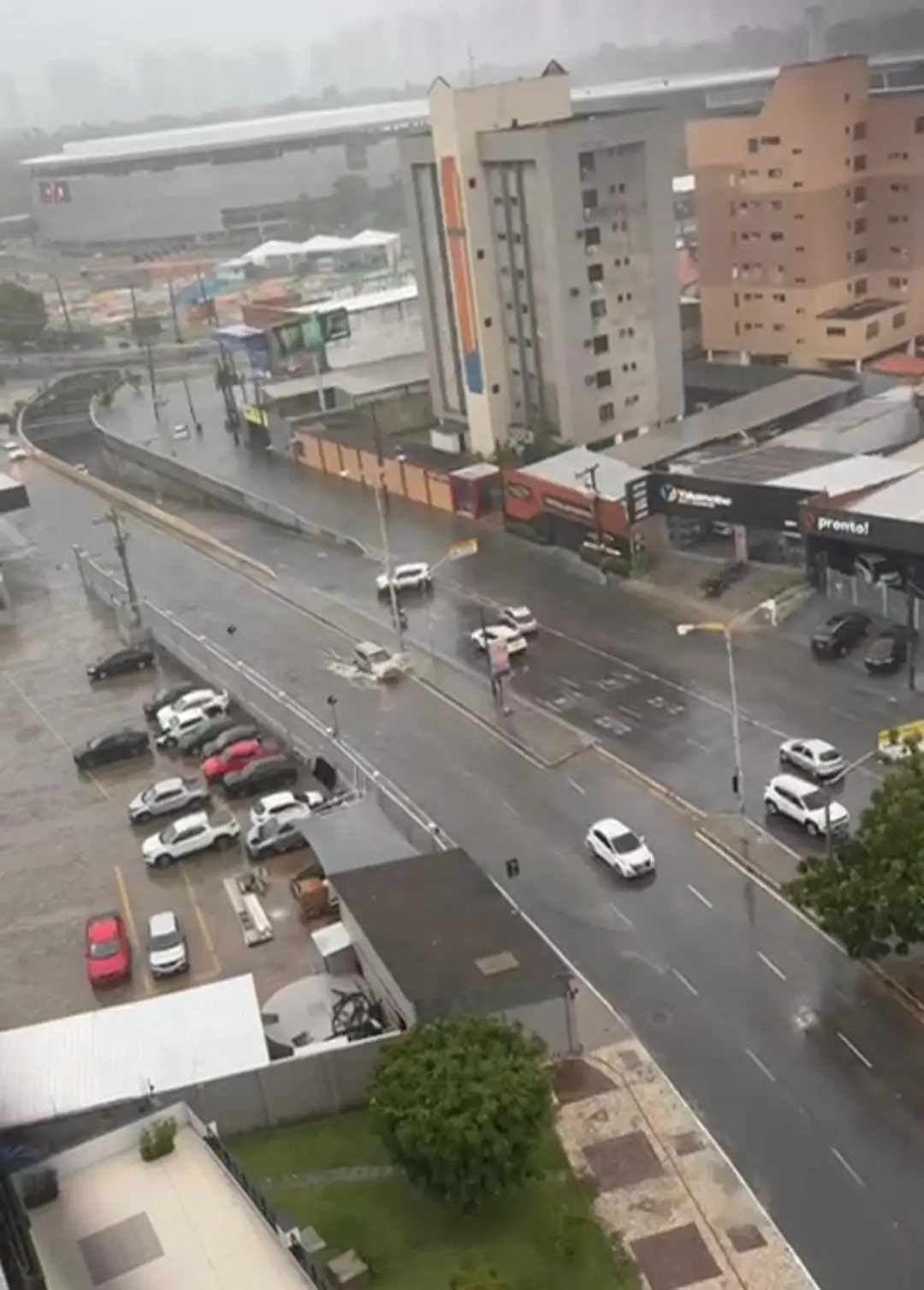 Túnel alagado da avenida Rogaciano Leite faz motoristas saírem de ré