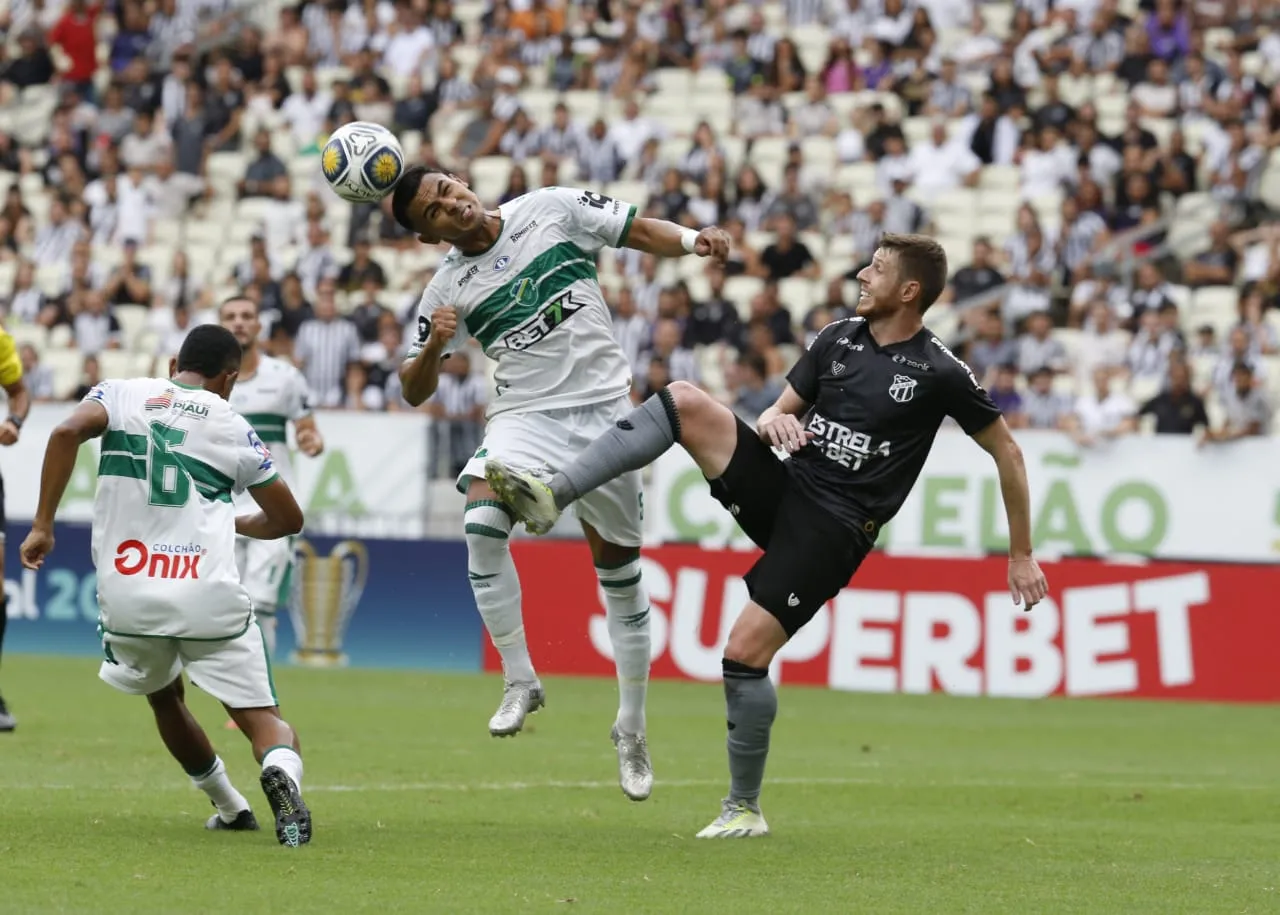 Primeiro tempo foi de muita disputa no meio de campo.