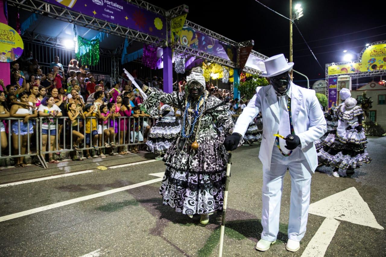 Maracatu ‘Rei de Paus’ abre a 2ª noite de cortejos