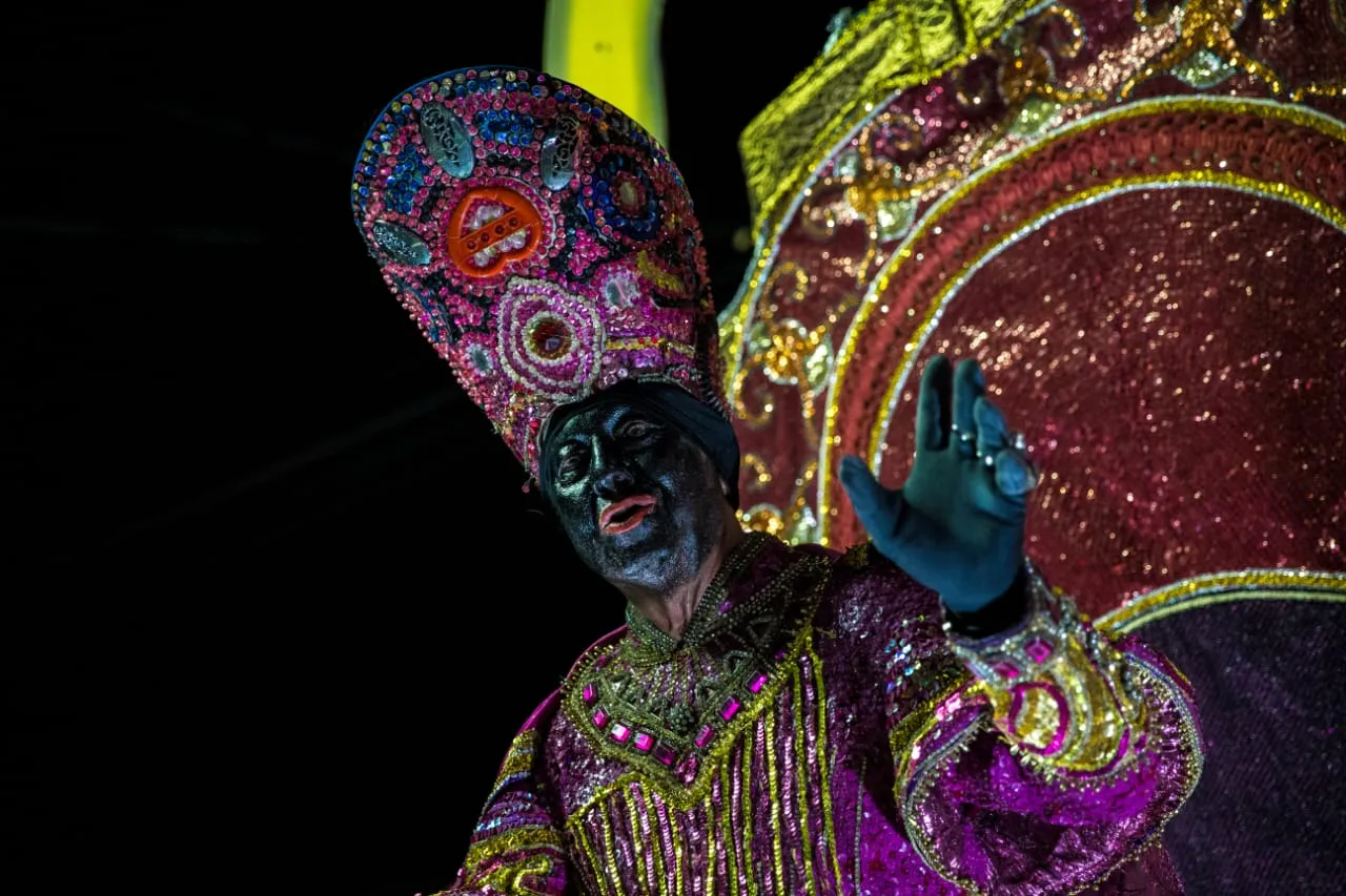 Maracatu Nação Iracema desfila na avenida