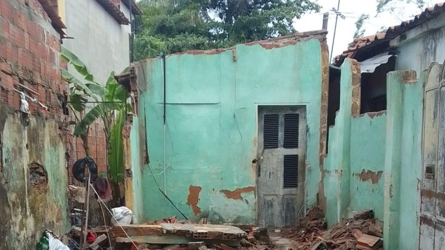 Casa da ambulante Rosineide Ferreira desabou na madrugada do último domingo (11); mulher teve ferimentos leves