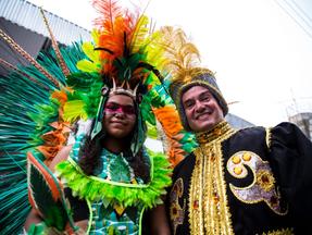 No tradicional desfile de maracatus da av. Domingos Olímpio, famílias se reúnem no cortejo e na plateia como forma de fortalecer e renovar tradições