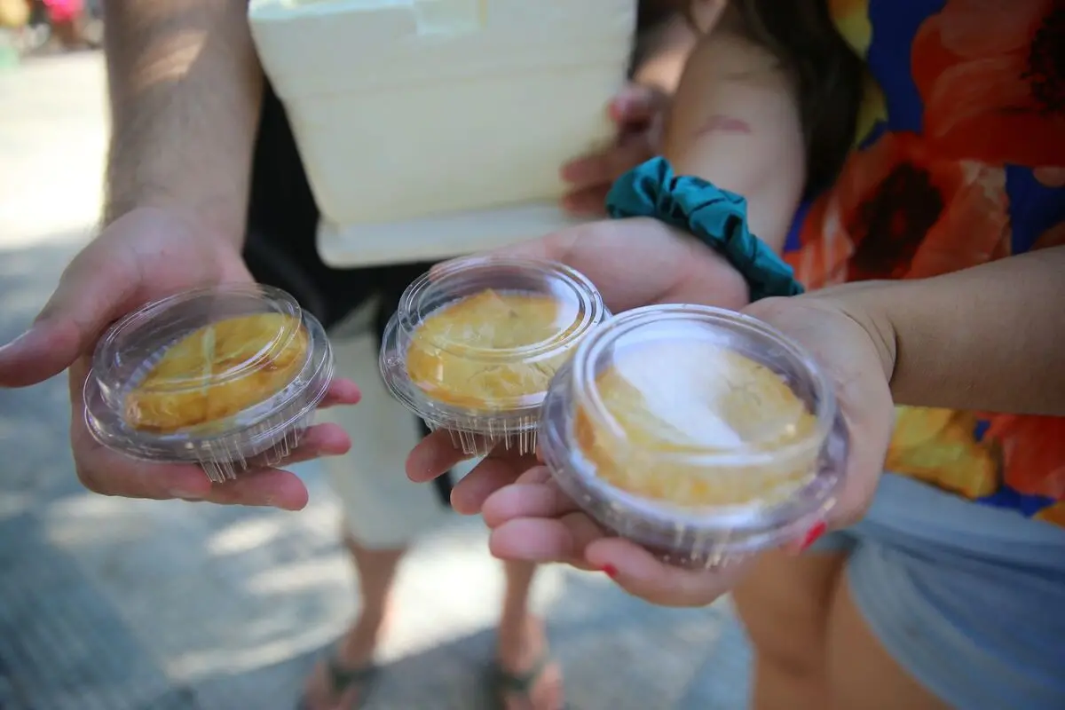 Empadas na mão da jovem