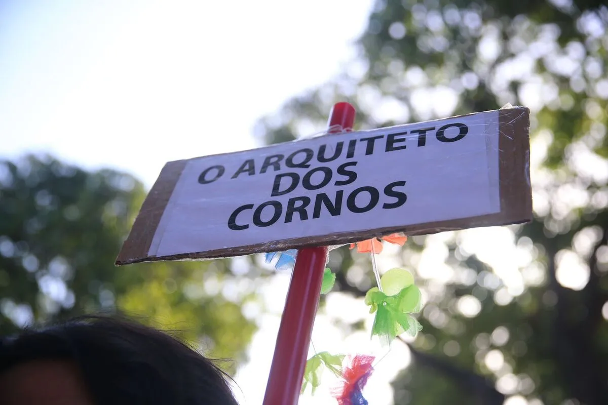 O folião carregava a placa enquanto curtia o Carnaval